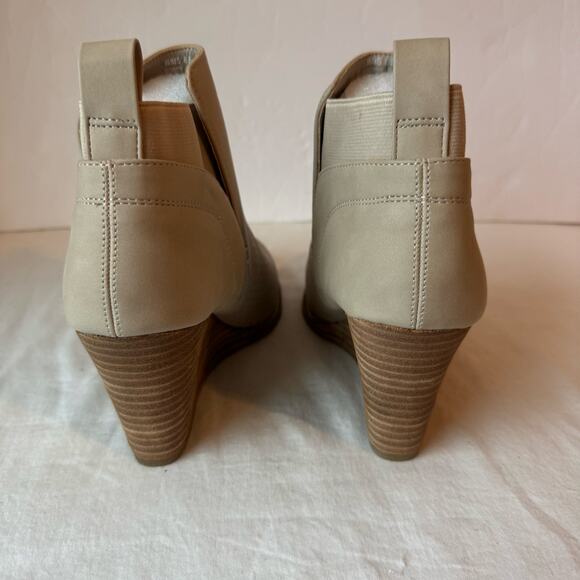 New DV by Dolce Vita Gerdy Bootie Beige Women's 9 Perforated Pull On Chelsea - Picture 5 of 7